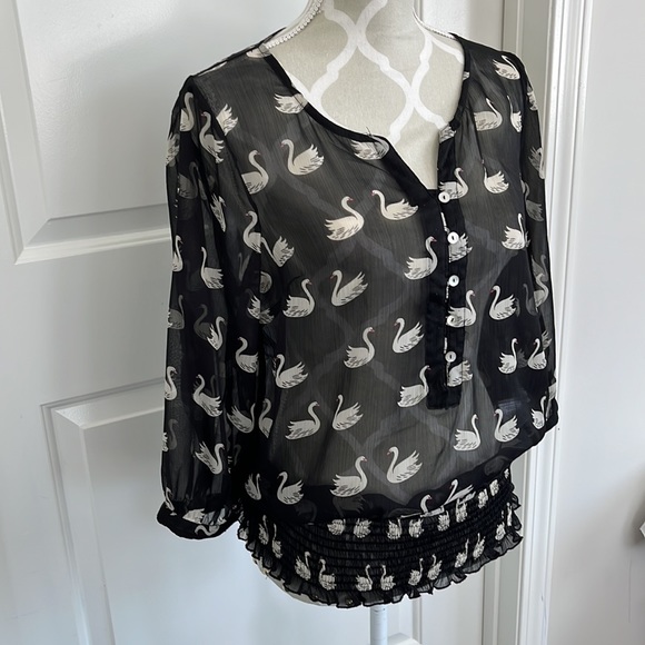 Vero Moda 1/4 button sheer blouse size medium - Picture 2 of 3